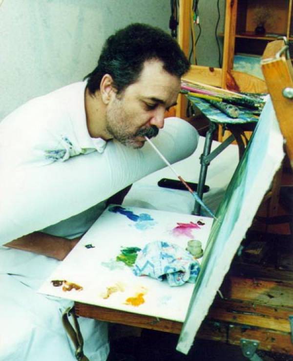 После перелома позвоночника минский художник Александр Иванов стал писать картины ... ртом, так как руки отказали