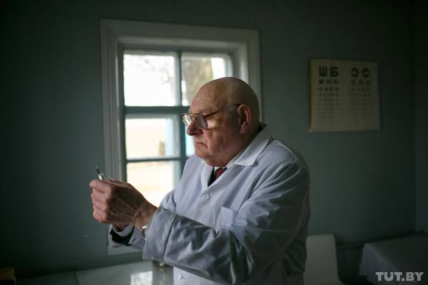 89-летний деревенский фельдшер Сергей Шкляревский: Было время, с палкой ходил из-за артроза, теперь без нее гуляю