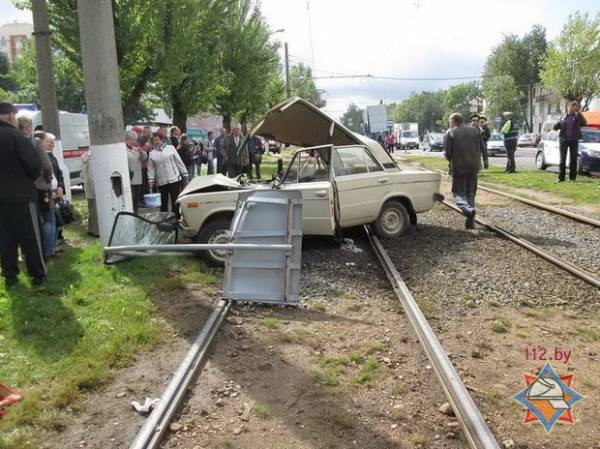 В Витебске 78-летний водитель врезался в столб (инсульт?),  его жена-пассажир погибла 