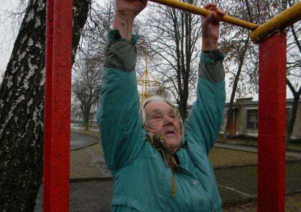 Девяностодвухлетняя бабушка из Барановичей каждый день подтягивается на турнике