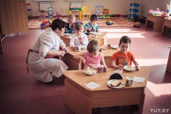 Требования для учреждений дошкольного образования Беларуси: Минздрав разрешил кормить детей в детских садах сосисками только высшего сорта 