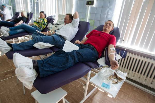 В Могилевской областной станции переливания крови за одну сдачу крови платят 438 000 рублей, плазмы — 614 000 (2013 год)