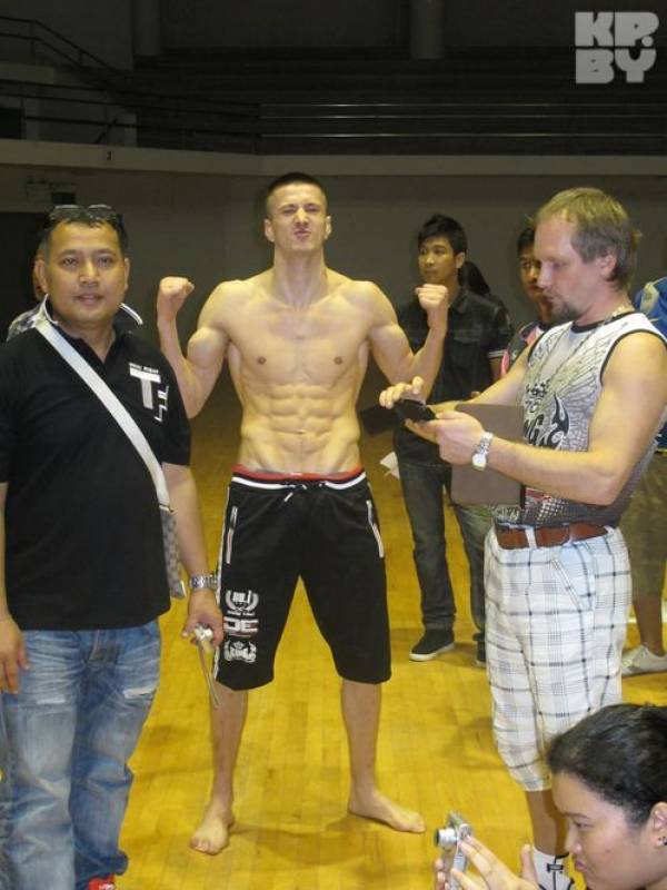 10-кратный чемпион мира по тайскому боксу минчанин Виталий Гурков: При росте 186 сантиметров я вешу 76 килограммов. Но бываю еще стройнее