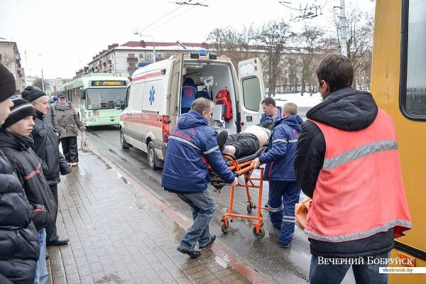 «Да он уже умер, сказали контролеры». В Бобруйске бригада реаниматологов спасла пассажира прямо в троллейбусе от клинической смерти из-за инфаркта