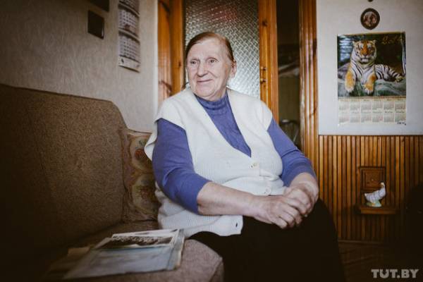 Медсестра 1 поликлиники Минска Аида Черепко в возрасте 77 лет продолжает ходить пешком на визиты: Если я не буду работать, буду лежать, наверное, как больные у меня лежат 