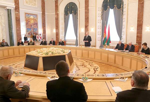 Президент Беларуси: Я не хочу сказать, что мы завтра введем платную медицину. Но что-то в этой части надо делать