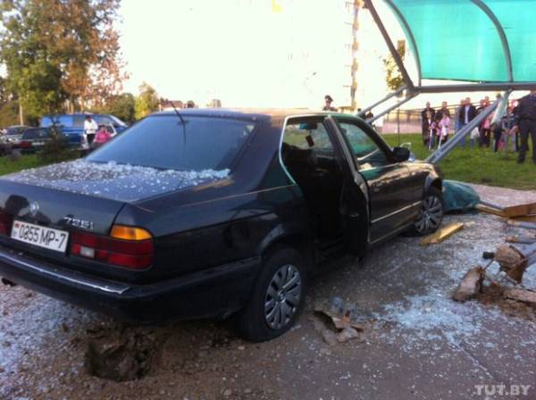 22-летний пьяный водитель BMW врезался в остановку в Минске: женщина погибла сразу, мужчина - в Больнице скорой помощи