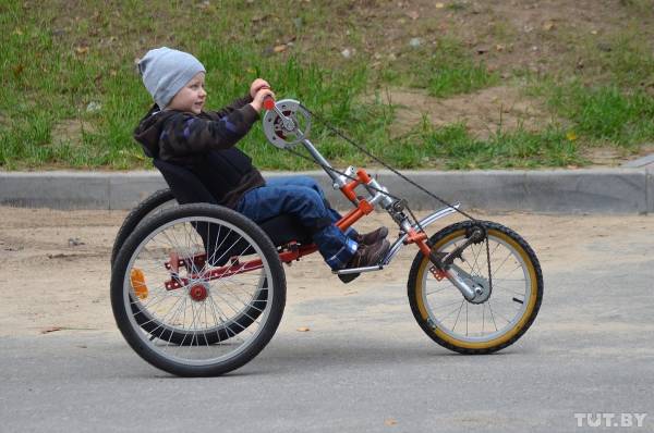 Из-за менингита 3-летний Максим из Гродно не может ходить, но может ездить на необычном велосипеде!
