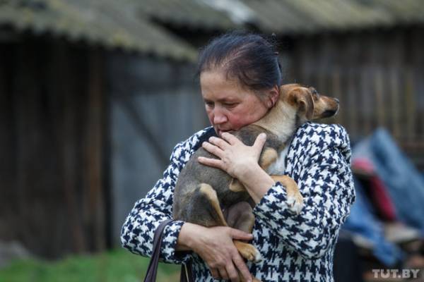 Заведующая врачебной амбулаторией в Смолевичском районе отдает все деньги на бездомных котов и собак, которых держит в своем полуразрушенном жилище, а ее обвиняют в издевательстве над животными