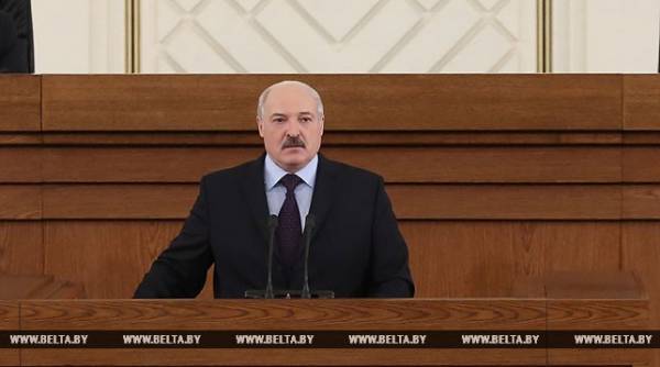 «Сажал, и будем сажать». Лукашенко продолжит борьбу с коррупцией в медицине 