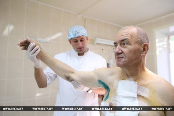 Белорусские онкологи впервые установили пациенту титановое ребро