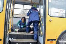 «Да он уже умер, сказали контролеры». В Бобруйске бригада реаниматологов спасла пассажира прямо в троллейбусе от клинической смерти из-за инфаркта