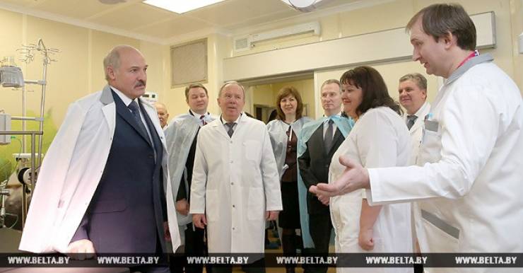 30 декабря Александр Лукашенко во время посещения родильного дома 5-й городской клинической больницы Минска.