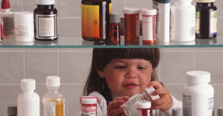 Памятка для родителей: какие опасности подстерегают ребенка дома и на улице, и что должны делать матери и отцы, чтобы спасти своего ребенка