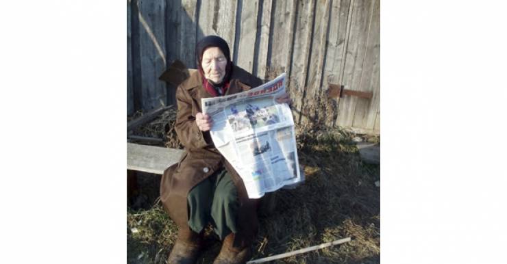 96-летняя бабушка Мария, единственная жительница деревни Бондарево Шумилинского района, держит корову, делает из молока сметану, сыр ...