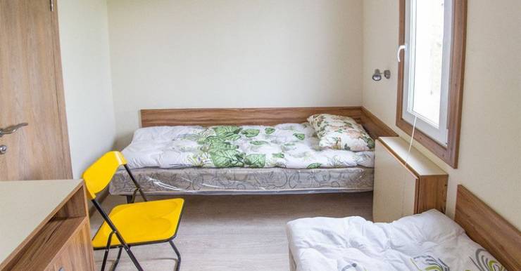 На территории РНПЦ детской онкологии и гематологии в Боровлянах начали устанавливать домики для временного пребывания родителей и детей