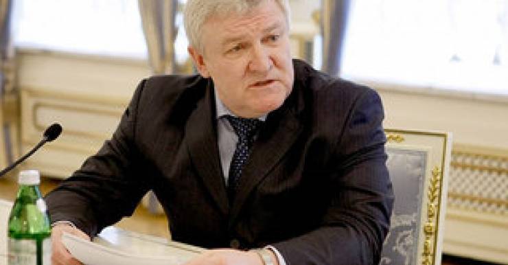 Как сообщил руководитель военной прокуратуры Украины Анатолий Матиос, Михаил Ежель "поехал в Беларусь собирать вещи, и там его настиг гипертонический криз, у него предынсультное состояние".