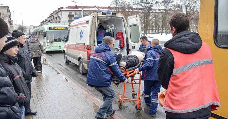 «Да он уже умер, сказали контролеры». В Бобруйске бригада реаниматологов спасла пассажира прямо в троллейбусе от клинической смерти из-за инфаркта
