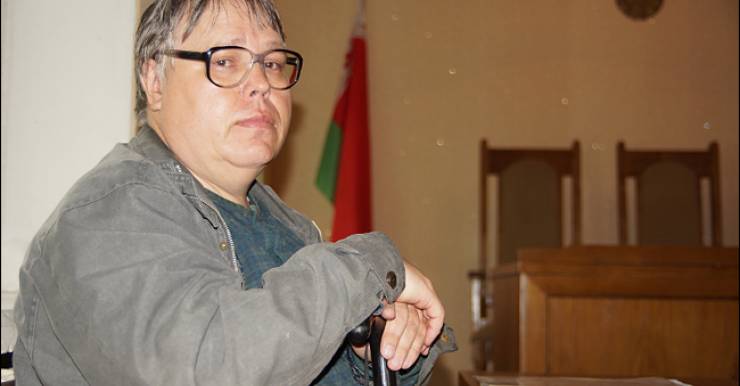 Четвертый год стучится в парадные подъезды, где за бетонными стенами сидят белорусские чиновники, искалеченный на родном предприятии бывший рабочий ОАО «Гомельский химический завод» Александр Климов.