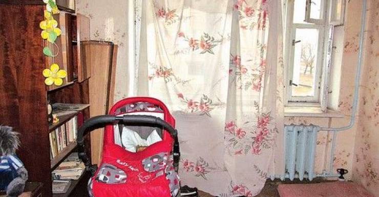 В комнате стояла детская крытая коляска, в которой находился разложившийся труп ребенка