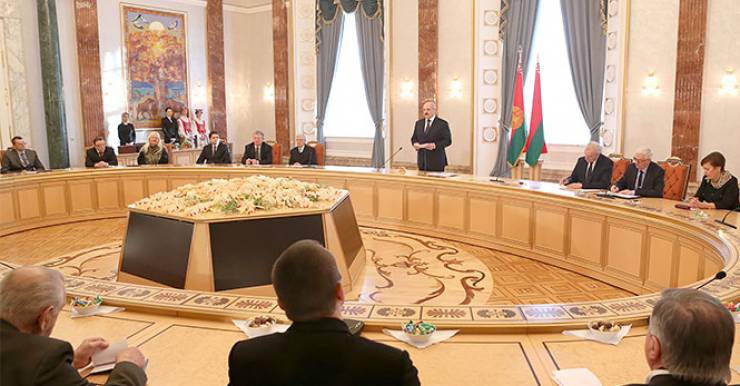 24 января Президент Республики Беларусь Александр Лукашенко вручил дипломы доктора наук и аттестаты профессора научным и научно-педагогическим работникам.