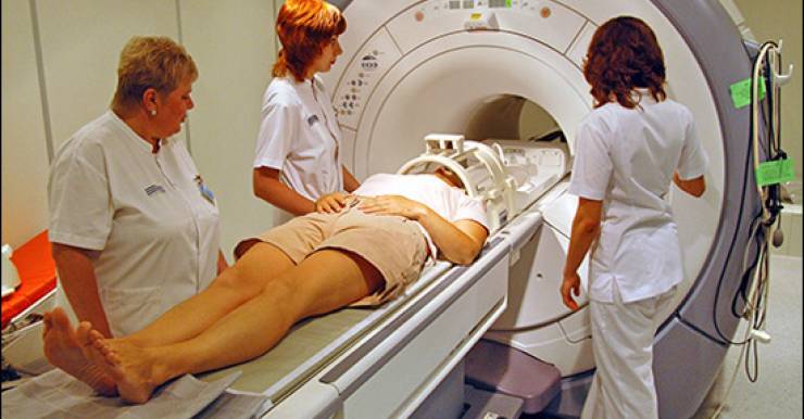 МРТ позволяет визуализировать с высоким качеством головной, спинной мозг и другие внутренние органы. Есть целый перечень патологий, обнаружить которые без использования МРТ фактически невозможно.