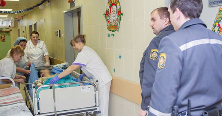 Санитарки везли на кровати  молодого мужчину с зафиксированными руками. В беспамятстве он дергался, будто вырываясь из пут, и выл. Это был даже не крик, а именно вой раненого зверя. Хотелось отвернуться и заткнуть уши…