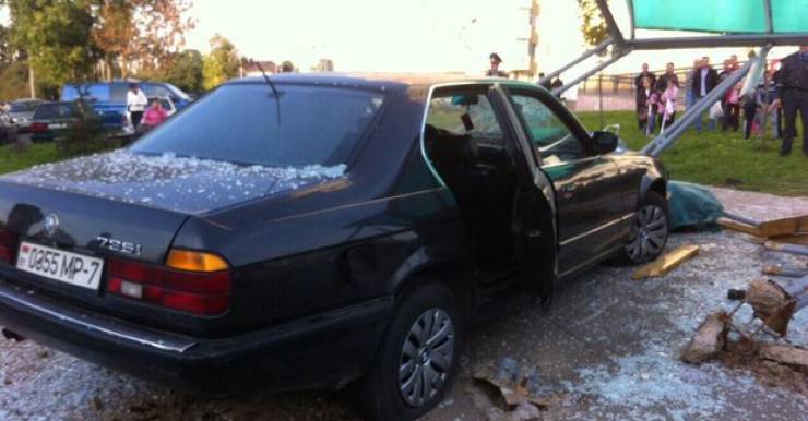 22-летний пьяный водитель BMW врезался в остановку в Минске: женщина погибла сразу, мужчина - в Больнице скорой помощи