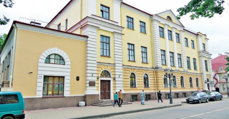 Три месяца назад цокольный этаж Брестской областной филармонии был закрыт. Заходить сюда теперь можно только в респираторах. Три месяца назад цокольный этаж Брестской областной филармонии был закрыт. Заходить сюда теперь можно только в респираторах.