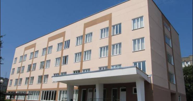 160 работников поликлиники и около 500 родителей маленьких пациентов просят Минздрав вернуть заведующую филиалом № 4 городской детской поликлиники Гомеля, уволенную после обнаружения мумифицированного трупа трехмесячной девочки