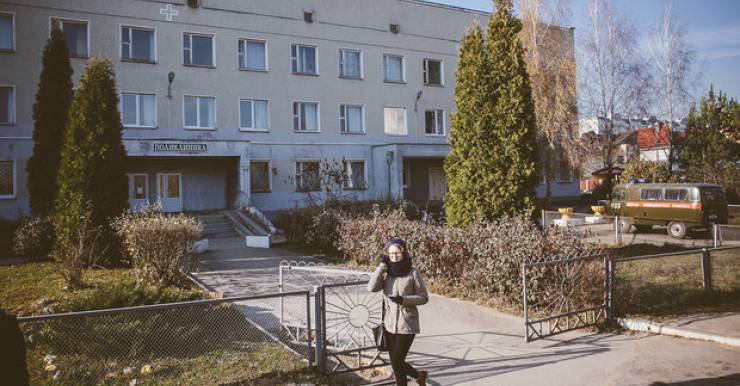 В Сенице одна поликлиника, которая обслуживает все население: и взрослых, и детей. Кроме этого, на консультации к узким специалистам сюда приезжают и жители близлежащих деревень, например, Щомыслицы.