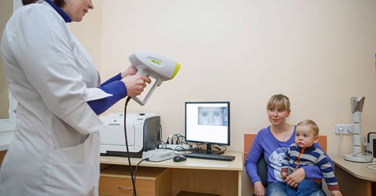 Зрение у маленьких пациентов проверяют на дистанционном рефрактометре.