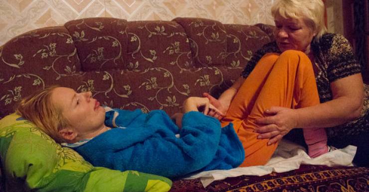 «В больнице скорой помощи в Могилеве спасли, но не старались вылечить»: мать 5 лет пытается поставить на ноги дочь-следователя после ДТП, помочь могут только за рубежом