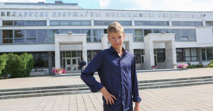 В медицинском университете появился необычный первокурсник: на лекции вместе со вчерашними школьниками ходит 12-летний Тимур Сушко. 