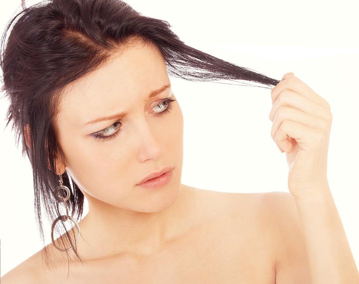 Причиной выпадения волос могут стать глисты, похудение и стресс
